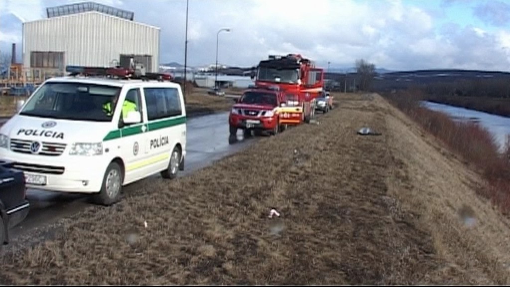 Nepozorný vodič utopil auto vo Váhu